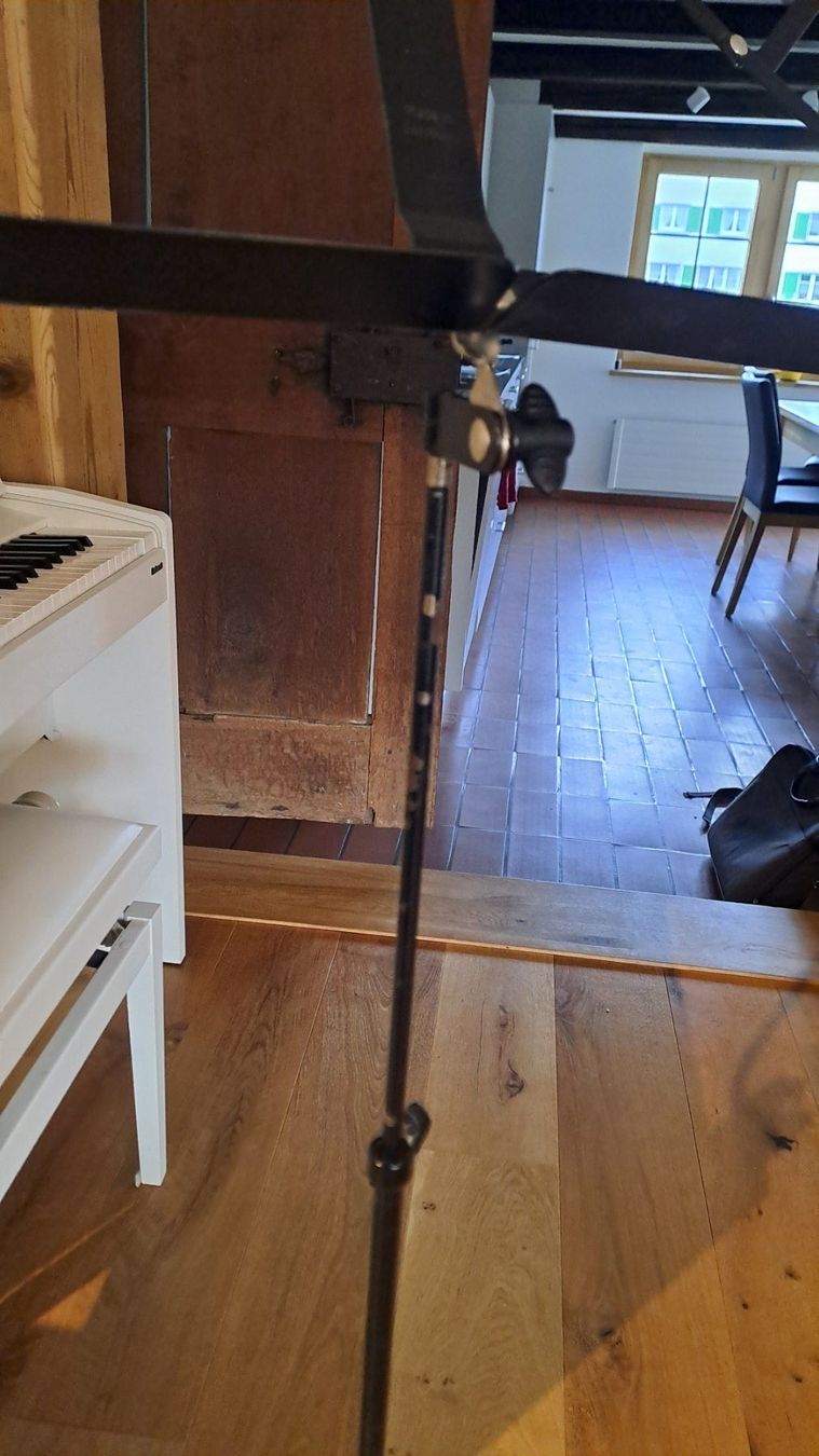 Supporti per strumenti musicali & leggii: Notenständer – Usato da Bertschikon Gossau venduto da Zueues 2