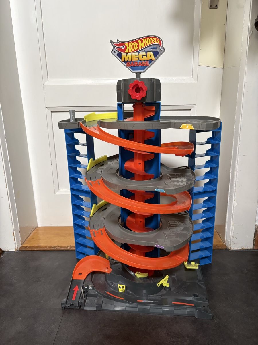 Hot Wheels Circuits: Hot Wheels Mega Garage – D'occasion à Spiegel b. Bern par jkrug