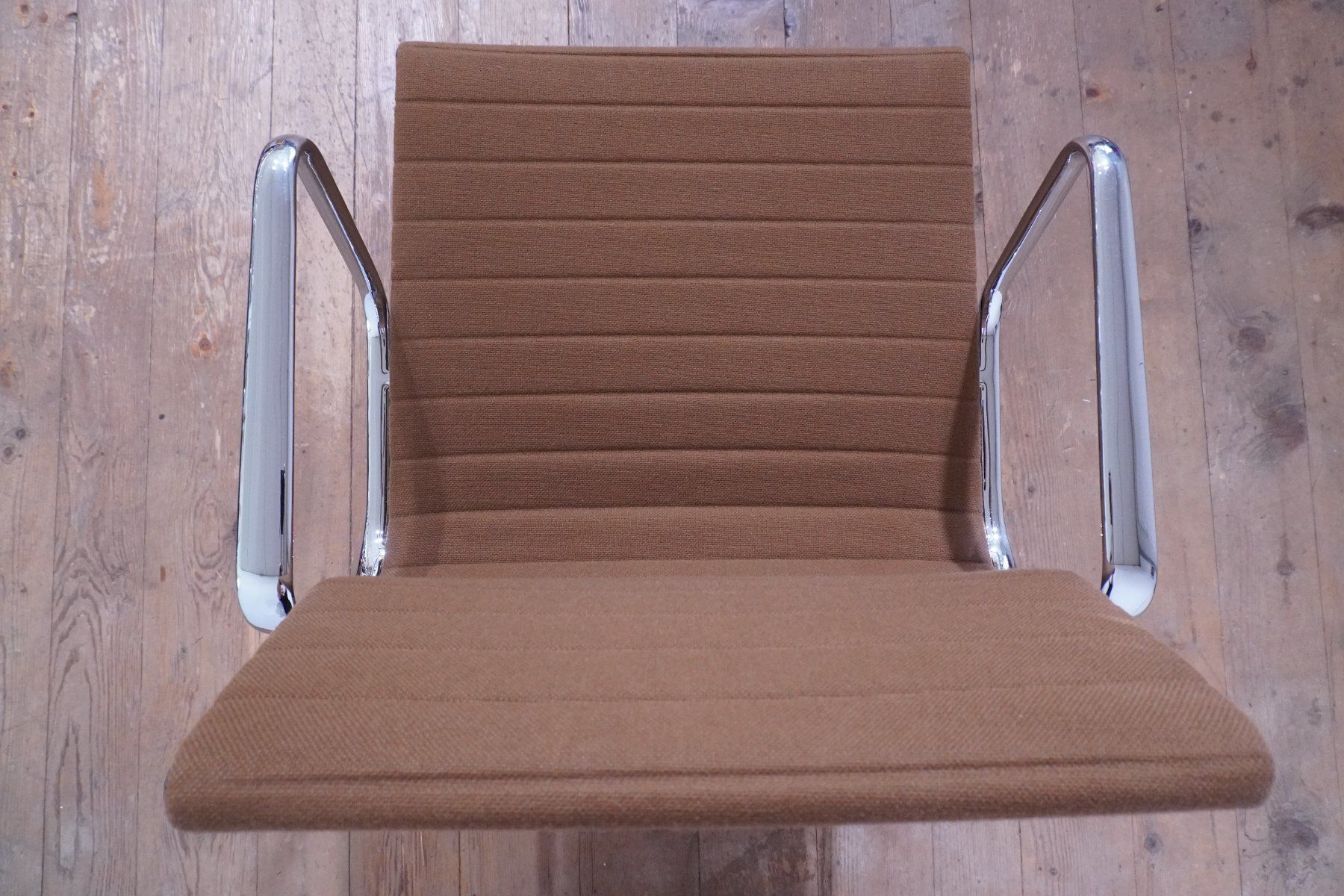 Vitra Sedie: Vitra Eames Alu Chair EA117 Hopsak braun – Usato da Bad Zurzach venduto da QLASSIQ 7