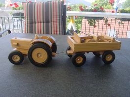 Traktor aus Holz mit Anhänger und Zubehör guter Zustand