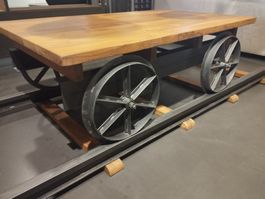 Couchtisch auf Schienen Legends massiv, recycelt Teakholz