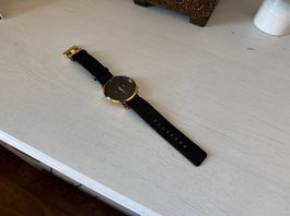 MVMT Uhr (schwarz und gold)