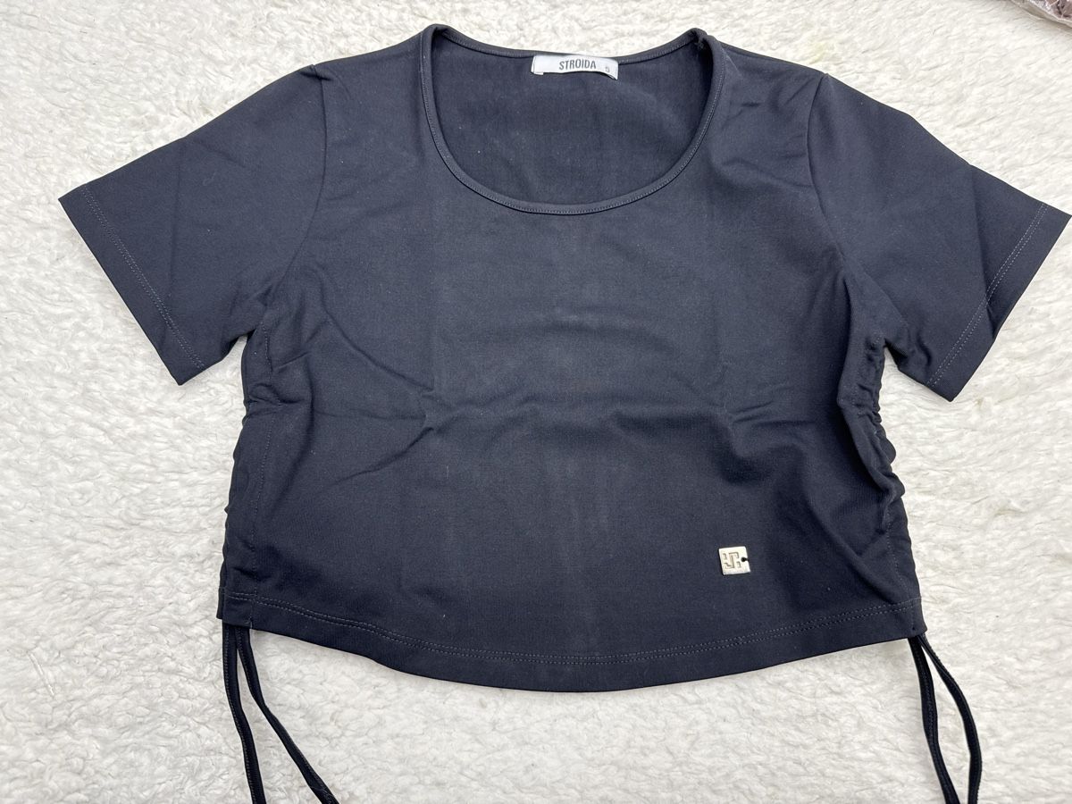 T-Shirts: Stroida Top Noir Taille S - neuf , Tendance! – Neu und originalverpackt aus Chenens von anasantos90