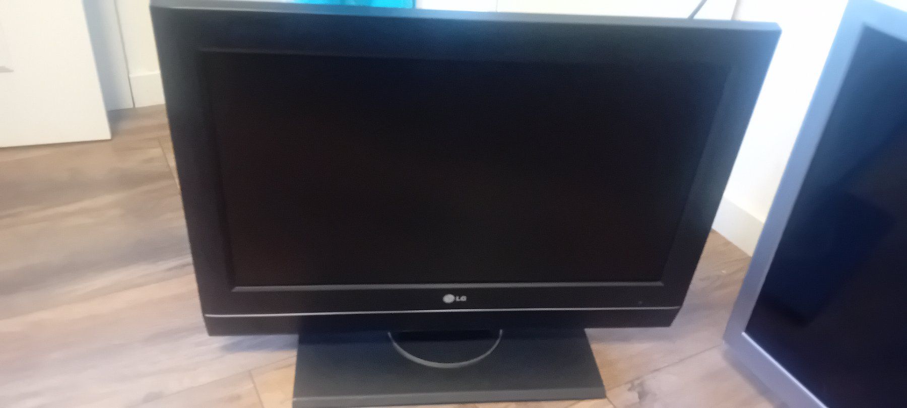 Televisori: 2×Tv...1×bluetooth speaker....DEFEKT – Usato da Rothrist venduto da Y.altun