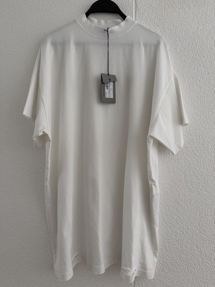 Balenciaga T-Shirts: Balenciaga Oversized T-Shirt – Neu und originalverpackt aus Zürich von ReStyle.
