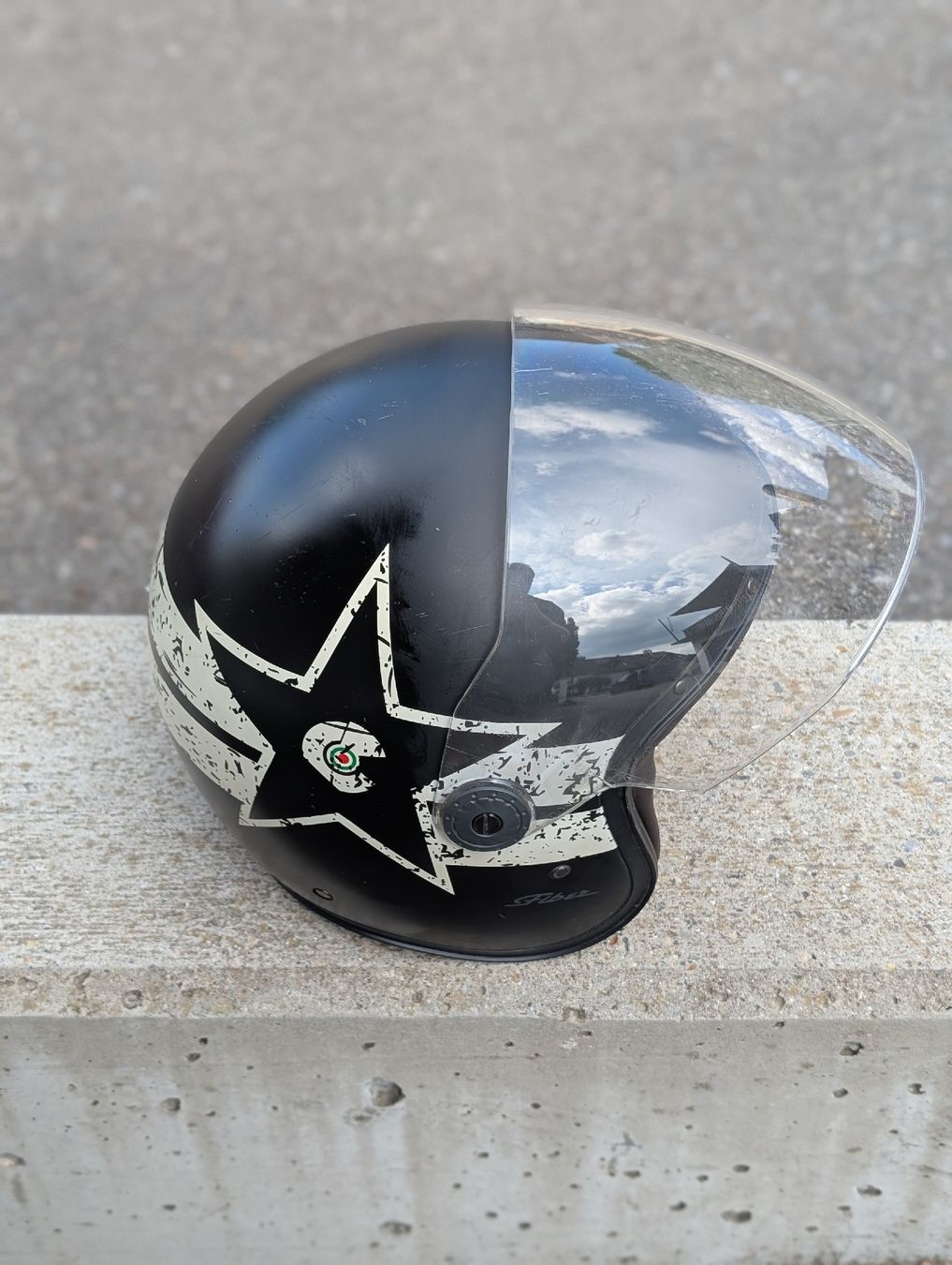 Helme & Visiere: Rollerhelm schwarz mit Sternen Grösse XL gebraucht – Gebraucht aus Dürnten von steven015