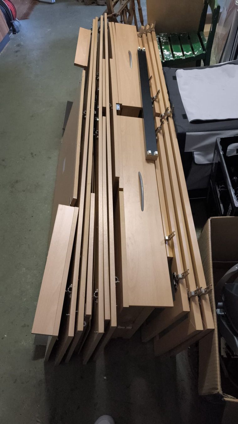 Armadi: Grosser Kleiderschrank mit Glasfronten – Usato da Gansingen venduto da linaus 4