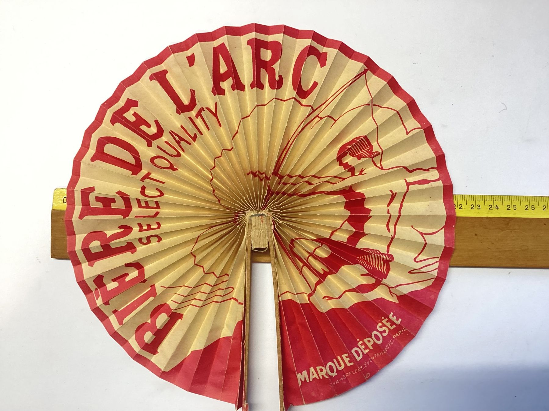 Tutte le decorazioni: Fächer. Alter Werbe-Fächer, Papier, Biere de l‘arc – Usato da Eglisau venduto da mar_5rn2 3