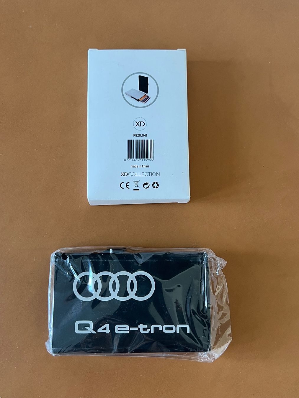 Portafogli: Cardholder Audi Aluminum Neu – Nuovo e nell'imballaggio originale da Unterseen venduto da Fruchtfleisch 1