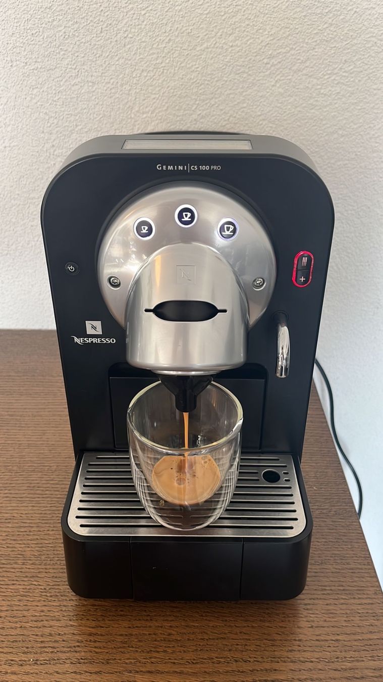 Nespresso Kaffeemaschinen & Espressomaschinen: Nespresso Gemini CS100 – Gebraucht aus Root von