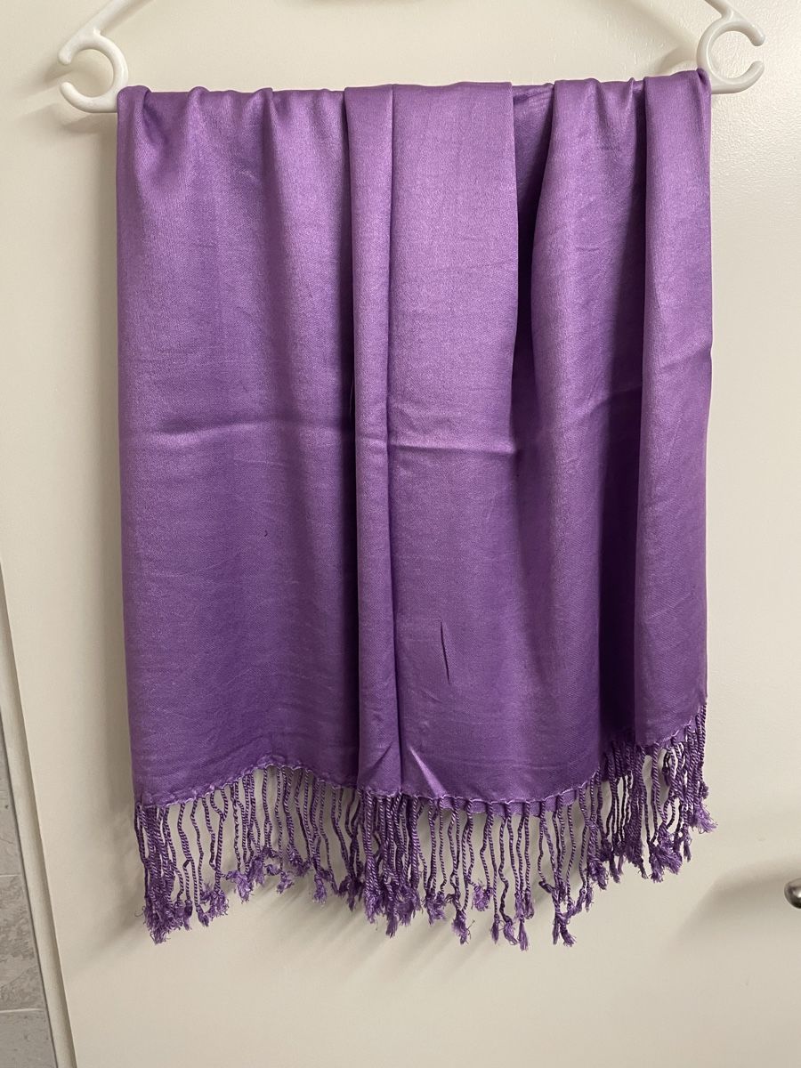 Foulard & Sciarpe: Lavender Sateen Scarf - Elegant & Lightweight Accessory – Nuovo e nell'imballaggio originale da Buttikon SZ venduto da trzurigo