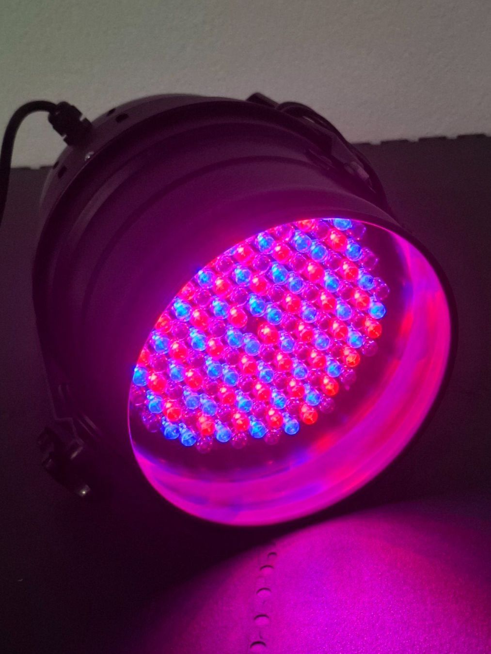 Lampade: Projecteur LED DMX scène par 54 LED – Usato da Villars-Ste-Croix venduto da pau_8fls