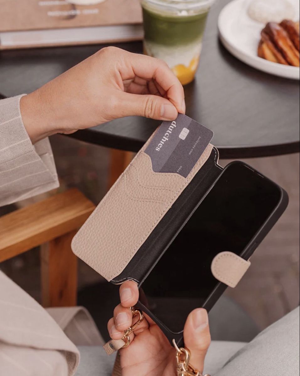Apple Cover & Protezioni schermo: iPhone Leder Hülle Beige mit Riemen – Nuovo e nell'imballaggio originale da Haslen GL venduto da rana04 2