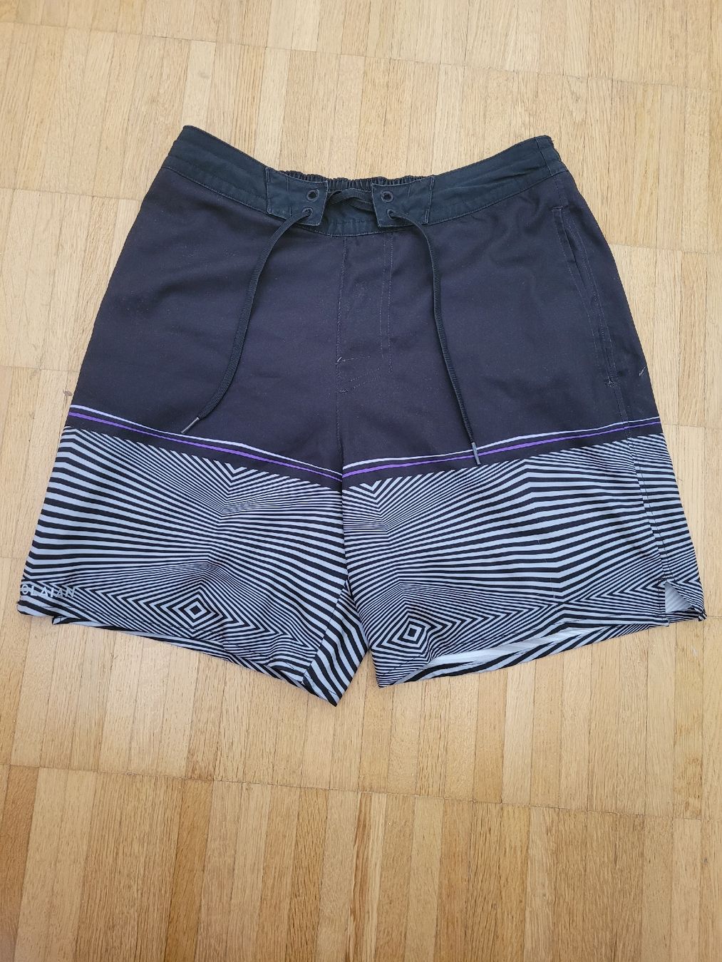 Decathlon Costumi da bagno: 33. Short de bain S noir/blanc/violet  – Usato da Villars-sur-Glâne venduto da m66_dch5