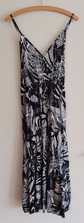 Dunkelblaues Kleid mit Blättern