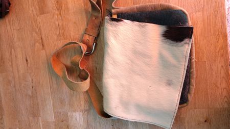 Tasche mit Kuhfell und Lederriemen einwandfreier Zustand