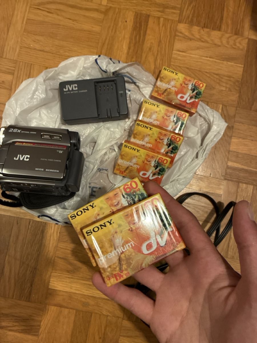 JVC Videocamere: Caméscope JVC GR-D726E Mini DV 28x Zoom optique avec accesso – Nuovo e nell'imballaggio originale da Semsales venduto da eme_gf9j 1