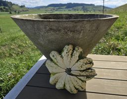 Pflanzschale aus Beton konisch gebraucht patiniert
