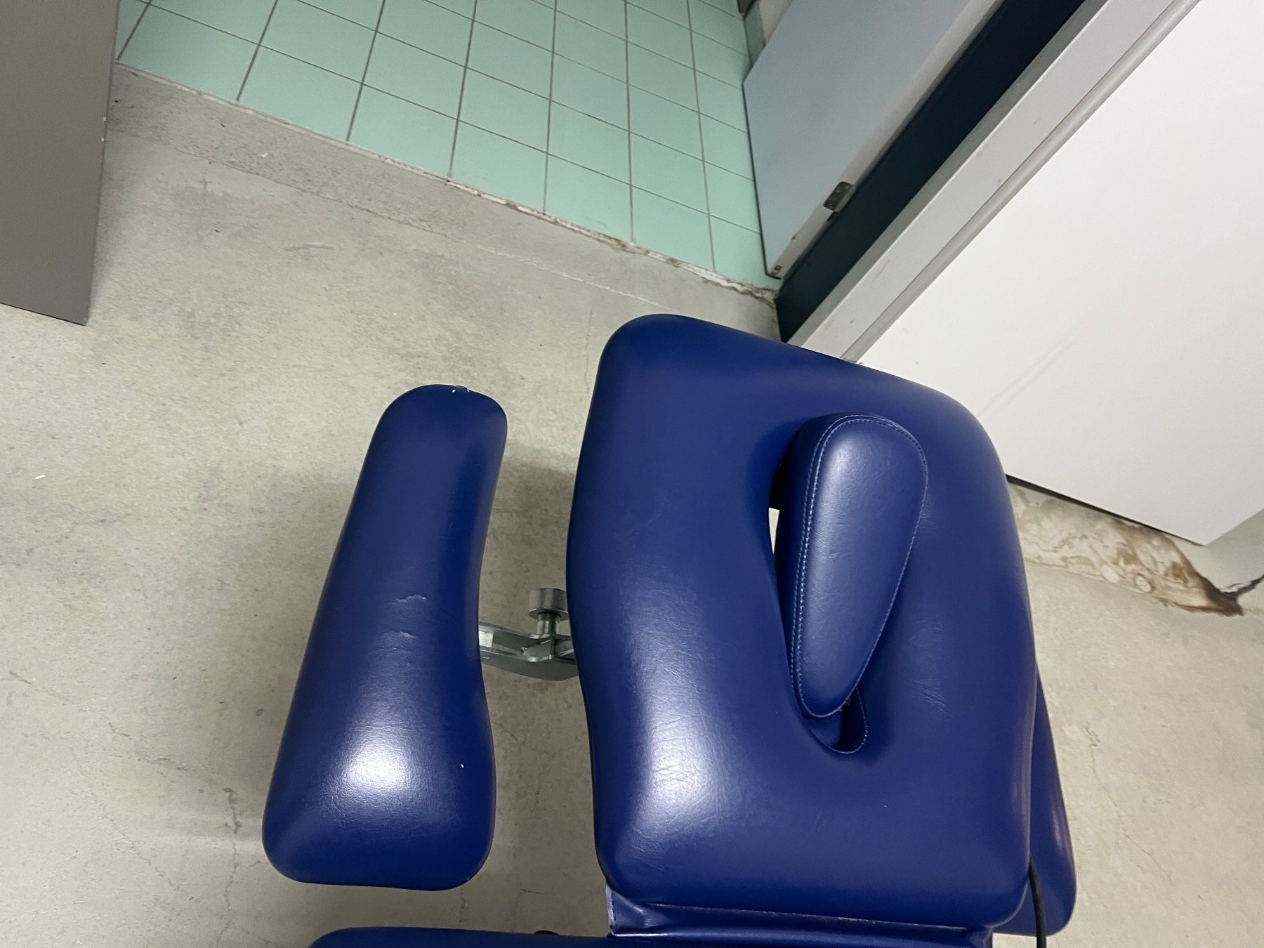 Fauteuils de soin: Elektrische Behandlungsgsliege /Massageliege – D'occasion à Wald ZH par Canix67 1
