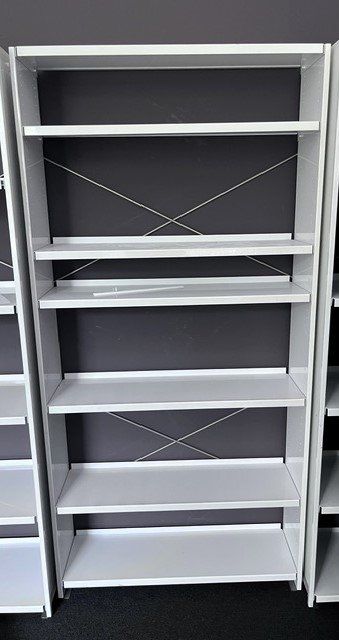 Regale: Metall Regal weiss – Gebraucht aus Richterswil von haemmerlis