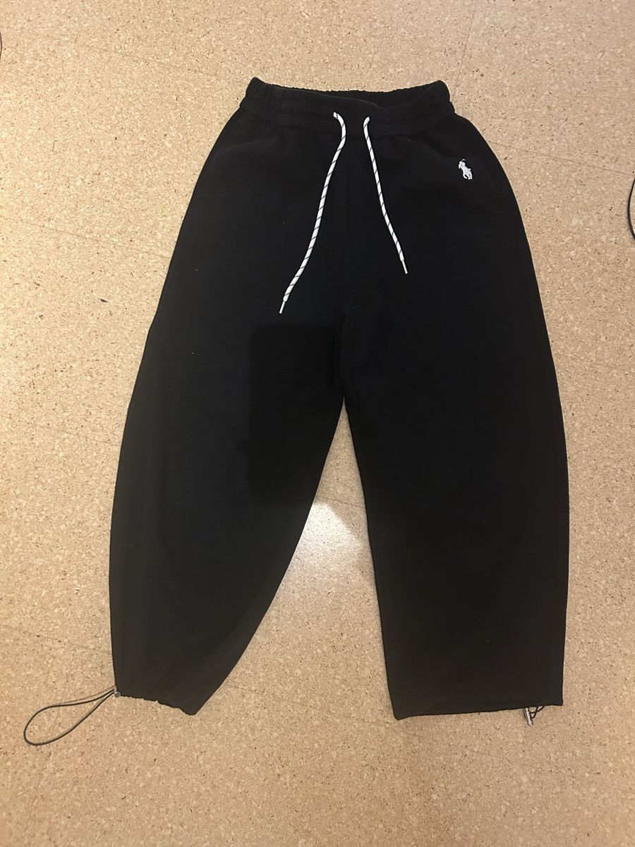 Pantalons: schwarze Jogginghose – D'occasion à Schmitten FR par let_k9yc