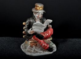 Vintage Porzellanfigur Mann auf Bank mit Zeitung – handbemal