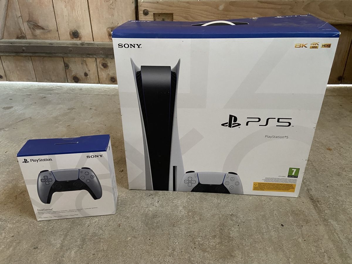 Sony Consoles: Sony Playstation 5 Disc Version – D'occasion à Detligen par Arno011