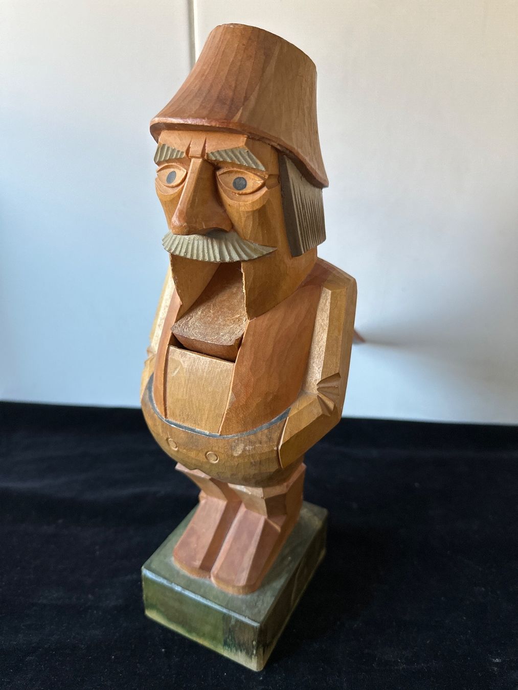 Figurines: Nussknacker Nikolaus geschnitzt DDR – D'occasion à Zürich par Chaeffeler 1