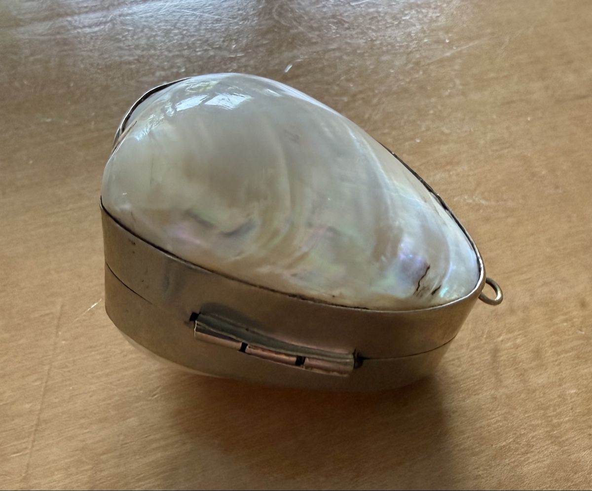Ciondoli: Pendentif en nacre (réticule) – Usato da Les Bayards venduto da aout 2