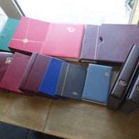 12 leere, gebrauchte ALBEN/Ordner inkl. 2 CH - Vordruckalben