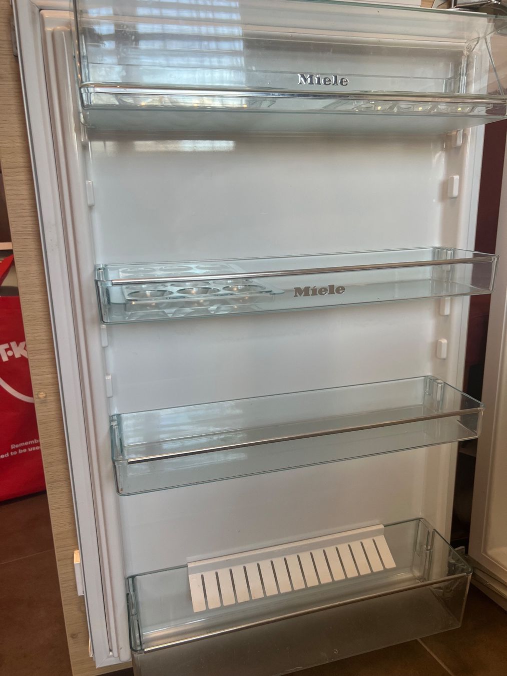 Miele Frigoriferi: Miele Einbaukühlschrank mit Gefrierfach – Usato da Lachen SZ venduto da Kawa10 1