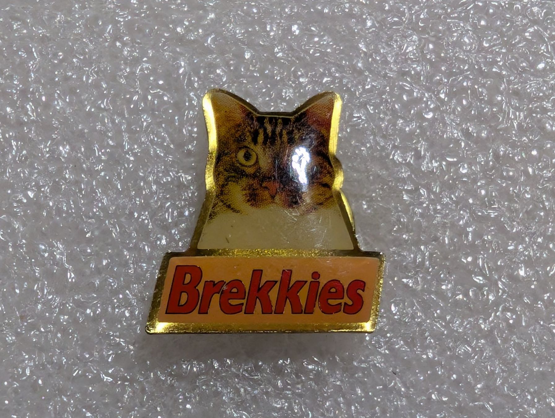 Plaketten & Abzeichen: Ansteckpin 244: Brekkies – Gebraucht aus Oppligen von Pin-Fall-Shop