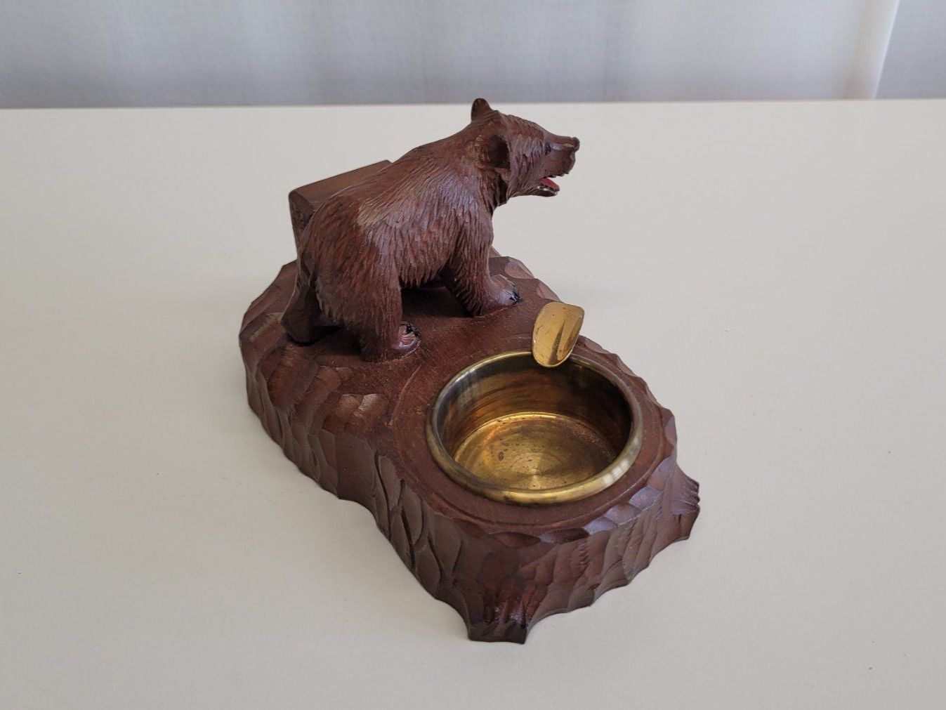 Statuette: Bär, geschnitzt, mit Messingschale – Nuovo (secondo la descrizione) da Brienz BE venduto da P.Edelweiss 2