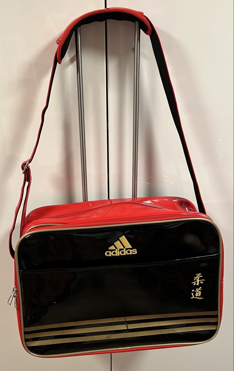 Adidas Taschen: Adidas Allzwecktasche Hochglanz  – Gebraucht aus Sevelen von Ritiplampi