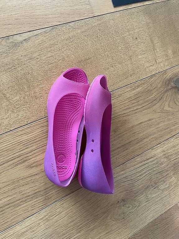 Scarpe da donna: Crocs Sandalen Gr. 7 – Usato da Inwil venduto da kel_df7w
