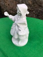 Petite statuette ancienne en porcelaine blanche