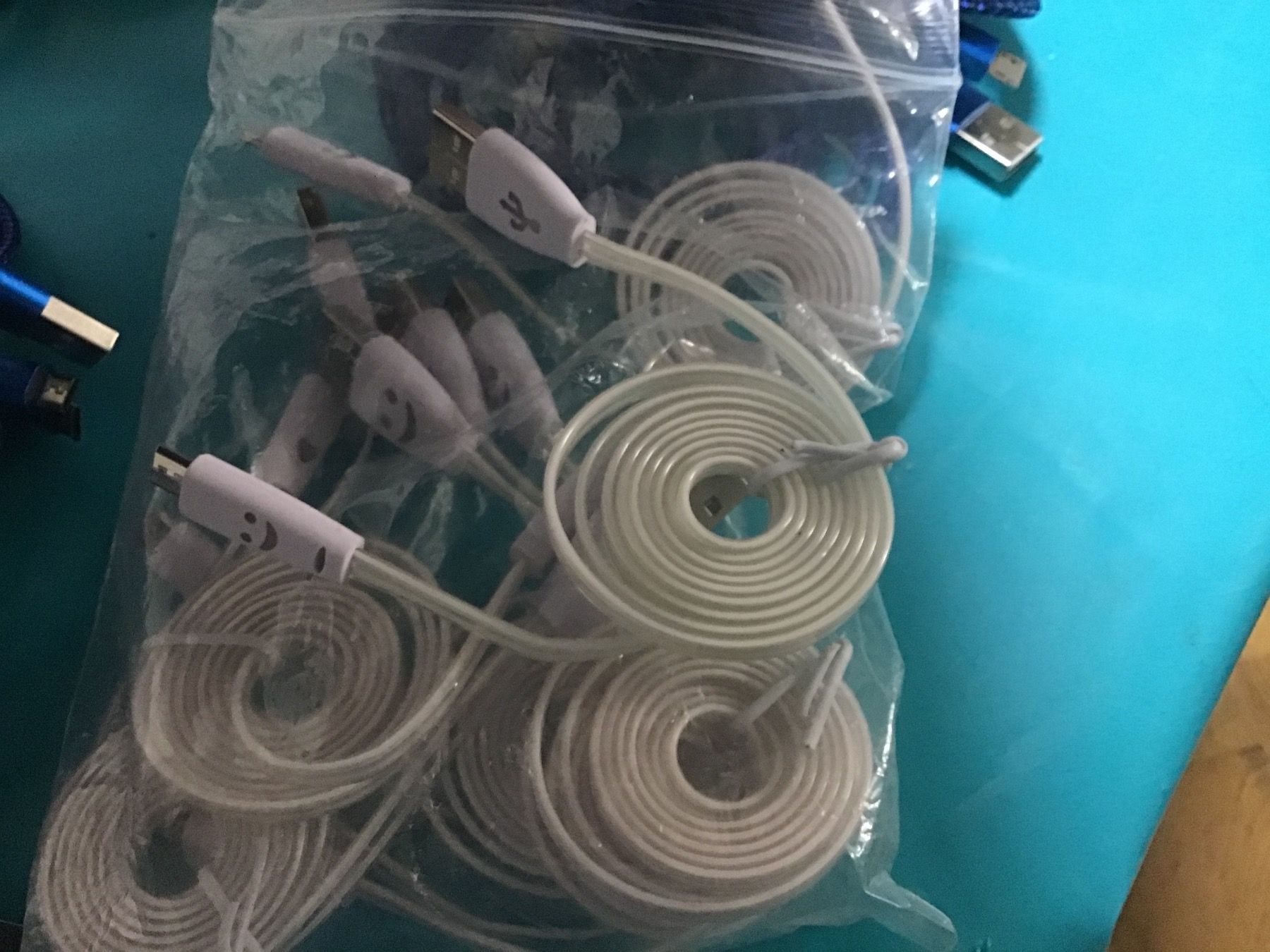 Câbles: 199 câbles micro USB + 300-400 free packaging – Neuf (Voir description) à Lausanne par topthai 1