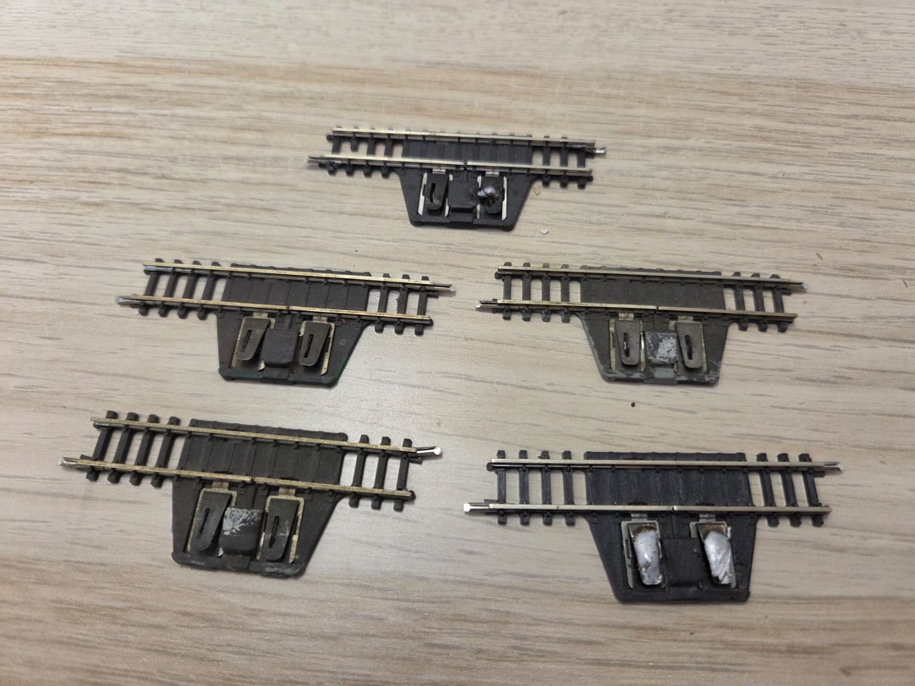 Märklin Modellini di ferrovie: Märklin 5 x 8588 Schaltgleis Z – Usato da St-Aubin-Sauges venduto da Lo_Go