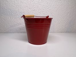 Roter Dekoeimer aus Metall