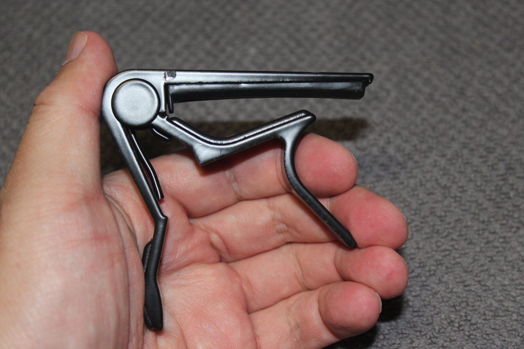 Strumenti musicali: Profi Kapodaster Capodaster Kapo Capo E-Gitarre Gitarren – Nuovo (secondo la descrizione) da Kirchdorf AG venduto da suntory010