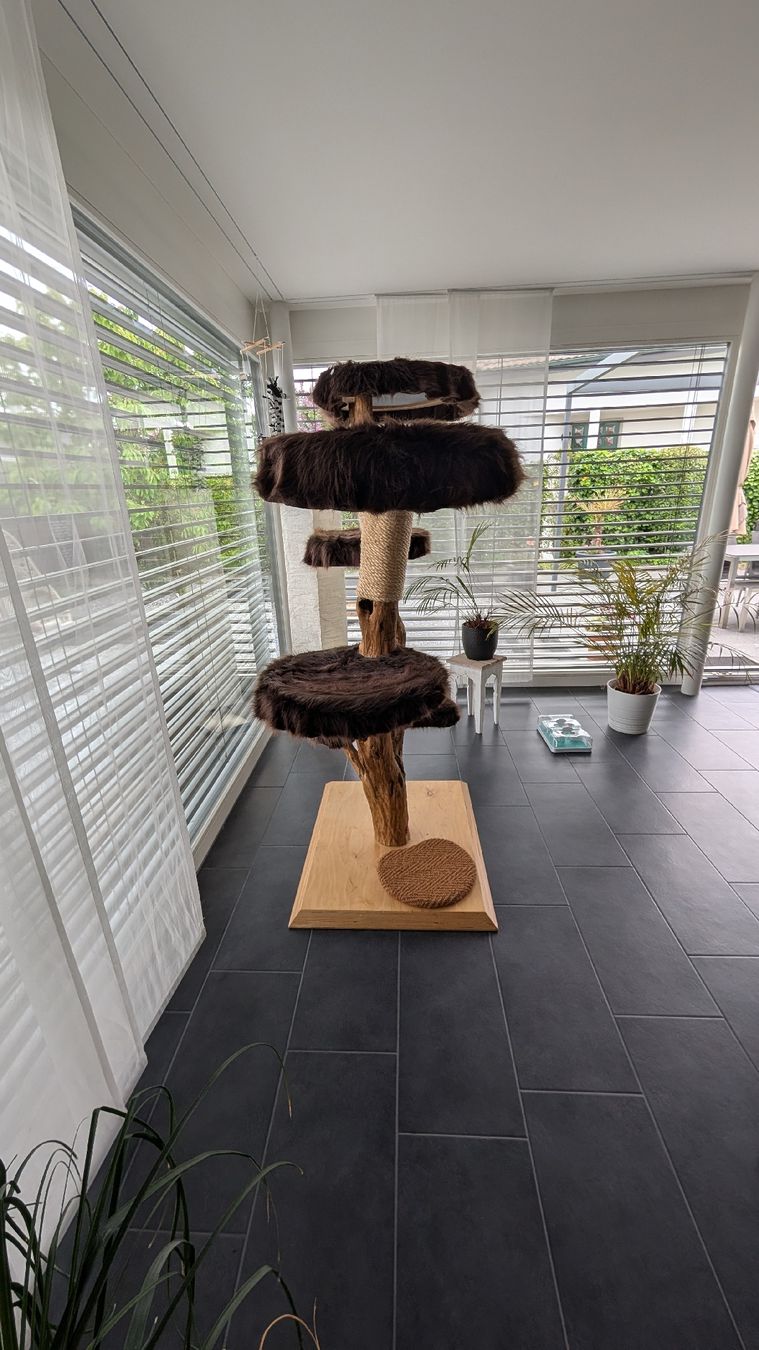 Tiragraffi: Naturkratzbaum mit 5 Liegeflächen – Usato da Niederwil AG venduto da Caraiba 2