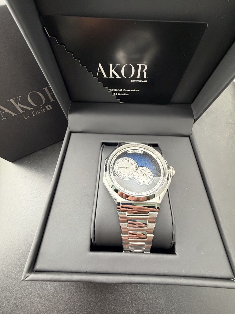 Orologi: Montre AKOR Régulateur Bleu Le Locle Neuf Full Set – Nuovo e nell'imballaggio originale da Neuchâtel venduto da TopChrono24 2