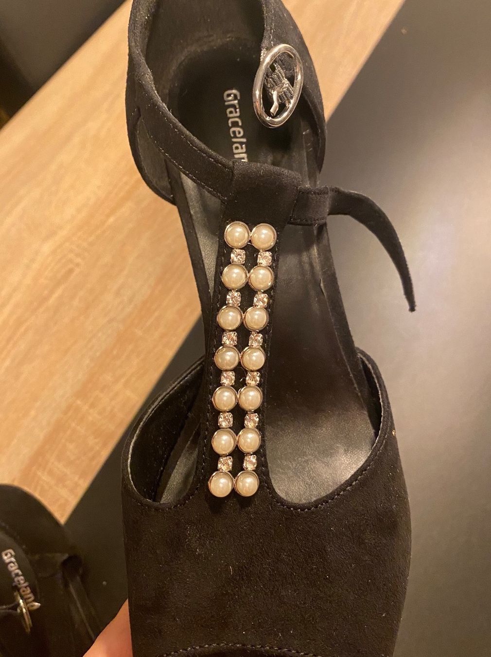 Scarpe da donna: Pumps mit Perlen schwarz Grösse 40 neuwertig – Usato da Ittigen venduto da carpediempotato 1