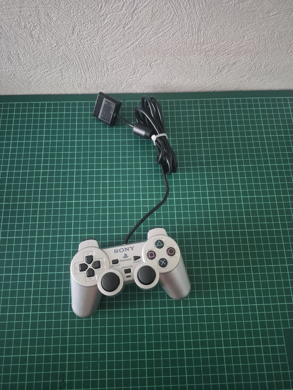Sony Controller: PlayStation 2 Controller Silver - Used - Tested - Works- PS2 – Usato da Meyrin venduto da Retro-GZ