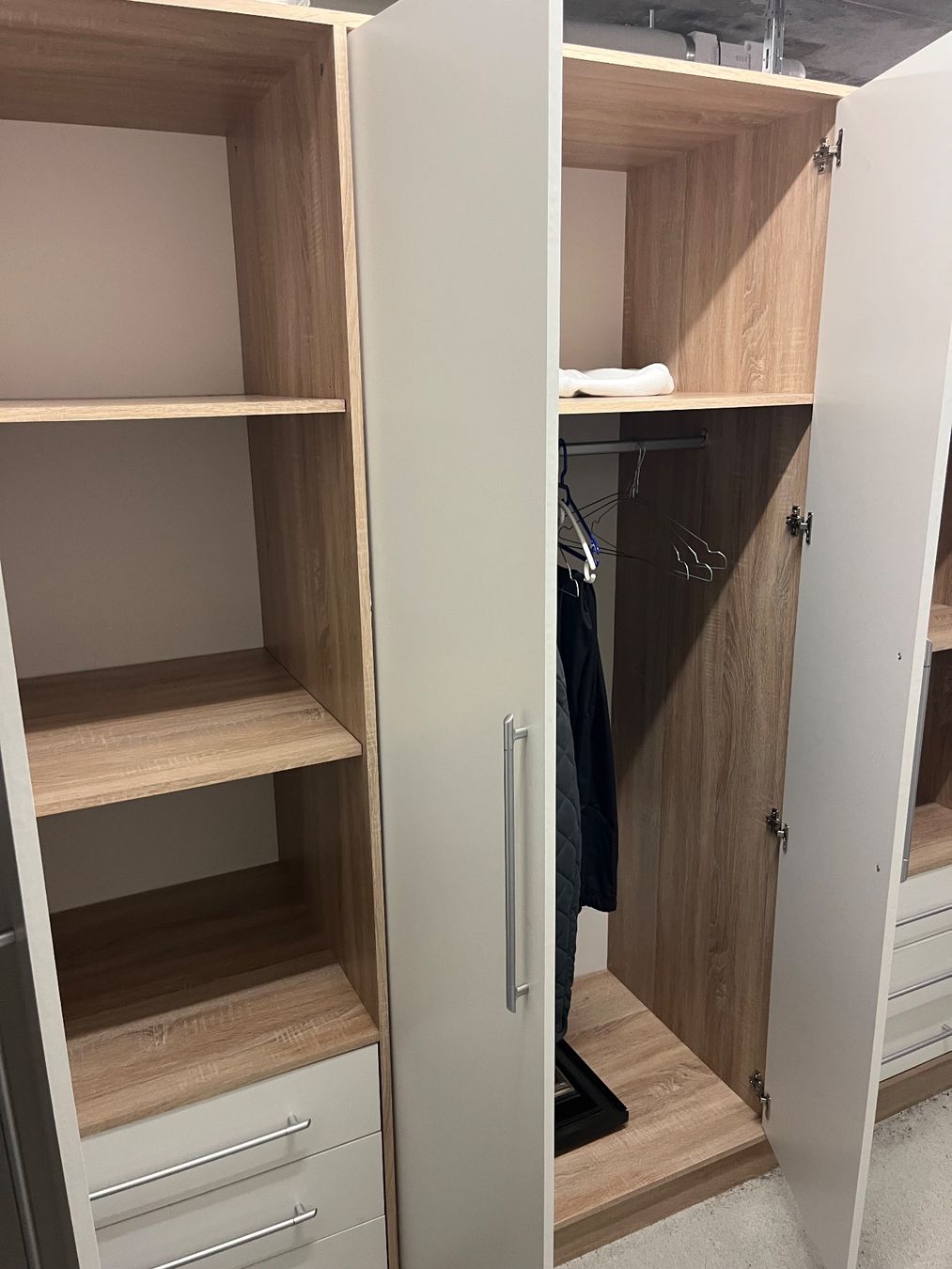 Armoires: Schrank 4 Türig – D'occasion à Allmendingen b. BE par juair 1