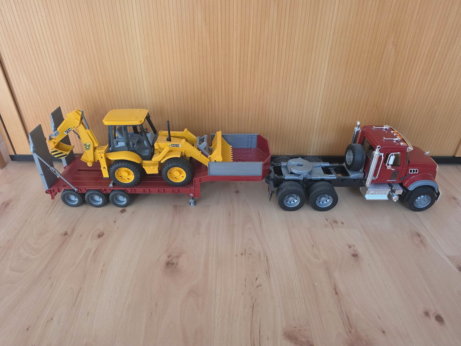 Bruder Giocattoli: Bruder Mack Granite LKW mit Tieflader und Bagger – Usato da Leimbach AG venduto da jaja79 1