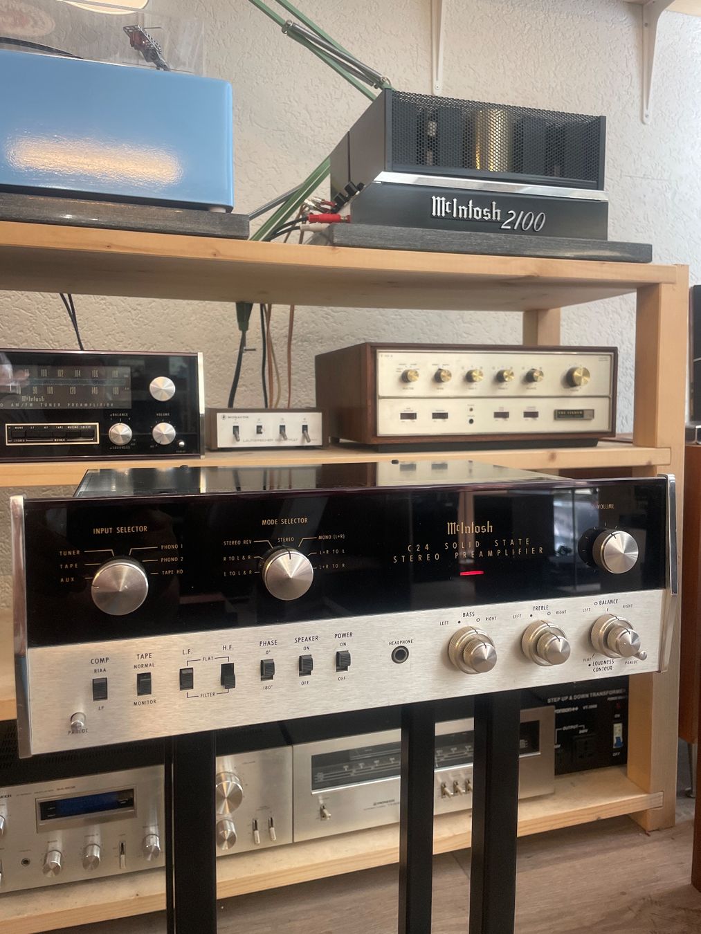 McIntosh Amplificatori: Mcintosh c24 – Usato da Onnens VD venduto da Vintage-Hifi-Store