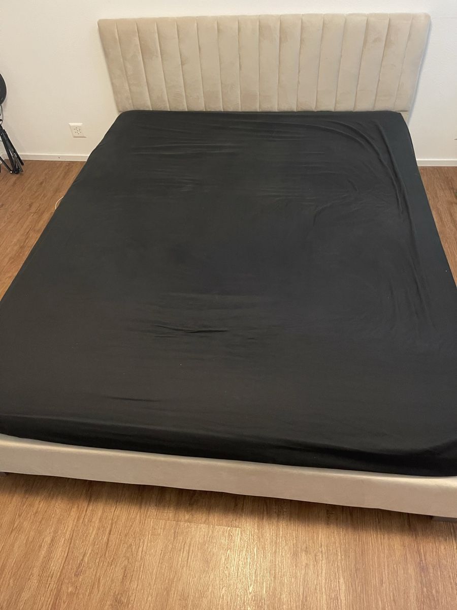 Gonser Betten: Modern Queen Bed Frame - Beige Velvet  – Gebraucht aus Felsberg von joa_5z2s
