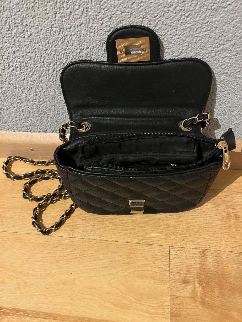 Borse da donna: Kleine schwarze Handtasche – Usato da Eiken venduto da Lera.24 2