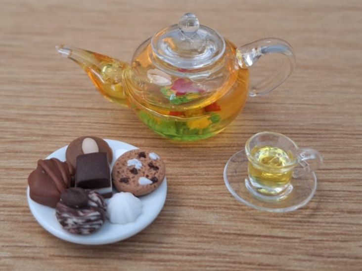 Puppenhäuser & -möbel: Glas Teekanne mit Erblühtee, Handgemacht, Auch für Maileg – Neu (gemäss Beschreibung) aus Zürich von HandmadeTinyFood 2
